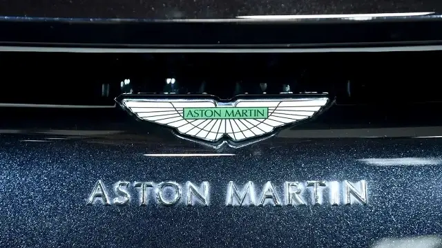 Le logo d'Aston Martin est vu sur une voiture.
