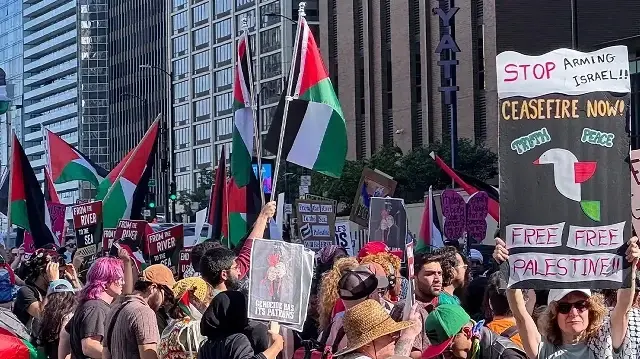 Des centaines de personnes se sont réunis à Chicago pour dénoncer deux ans de génocide israélien contre Gaza, le 5 octobre 2025.