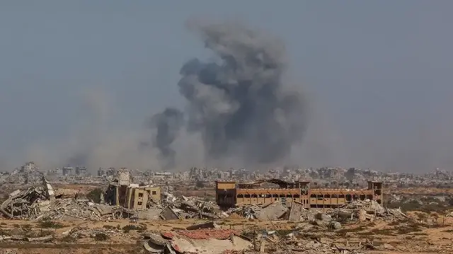 Des nuages de fumée s'élèvent à la suite d'une frappe israélienne dans la ville de Gaza, le 2 octobre 2025, photographiée depuis Nuseirat, dans le centre de Gaza, alors que le conflit entre Israël et le groupe militant palestinien Hamas se poursuit.