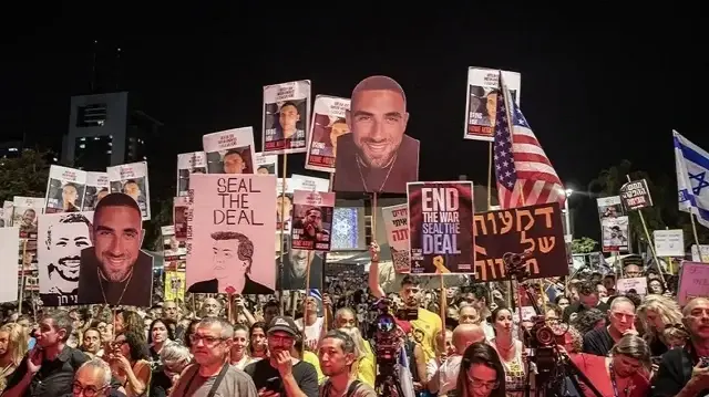 عائلات أسرى إسرائيليين يتظاهرون أمام منزل نتنياهو طلبا لـ"صفقة تبادل"