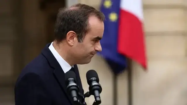 Le Premier ministre français sortant, Sébastien Lecornu, qui a présenté la démission de son gouvernement au président français ce matin, réagit après avoir fait une déclaration à l'Hôtel Matignon à Paris, le 6 octobre 2025. 