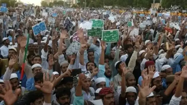 آلاف الباكستانيين يتظاهرون في كراتشي احتجاجا على الإبادة في غزة