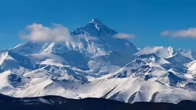 Hiker dead, hundreds evacuated as rescue operations continue around Mt. Everest