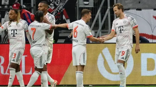 L’attaquant anglais du Bayern Munich, Harry Kane, célèbre avec ses coéquipiers son deuxième but lors du match de Bundesliga entre l’Eintracht Francfort et le FC Bayern Munich à Francfort-sur-le-Main, dans l’ouest de l’Allemagne, le 4 octobre 2025.