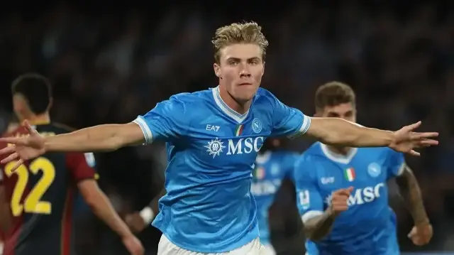 L’attaquant danois de Naples, Rasmus Højlund, célèbre le deuxième but de son équipe lors du match de Serie A italienne entre le SSC Napoli et le Genoa CFC au stade Diego Armando Maradona à Naples, le 5 octobre 2025.
