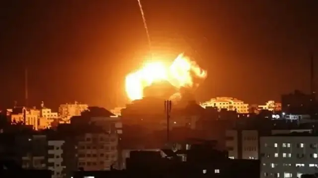 قوات الاحتلال تقتل 5 فلسطينيين وتواصل قصف غزة 
