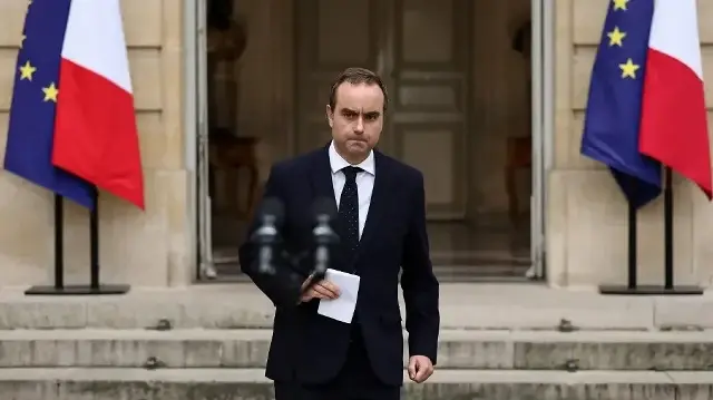 Le Premier ministre français sortant, Sébastien Lecornu, qui a présenté la démission de son gouvernement au président français ce matin, arrive pour faire une déclaration à l'Hôtel Matignon à Paris, le 6 octobre 2025.