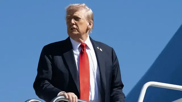 Le président américain Donald Trump monte à bord d'Air Force One avant son départ de la base militaire d'Andrews, dans le Maryland, le 5 octobre 2025, pour se rendre à une cérémonie célébrant les 250 ans de la marine américaine près de Norfolk.