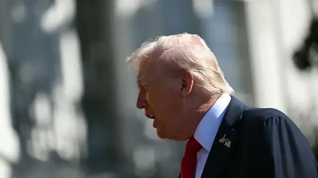 Le président américain Donald Trump s'adresse à la presse avant de monter à bord de Marine One alors qu'il quitte la pelouse sud de la Maison Blanche à Washington, DC, le 5 octobre 2025.
