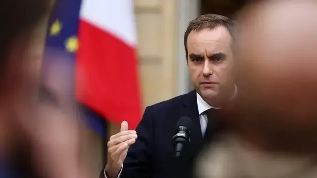 Le Premier ministre français sortant, Sébastien Lecornu, qui a présenté la démission de son gouvernement au président français ce matin, fait une déclaration à l'Hôtel Matignon à Paris, le 6 octobre 2025.