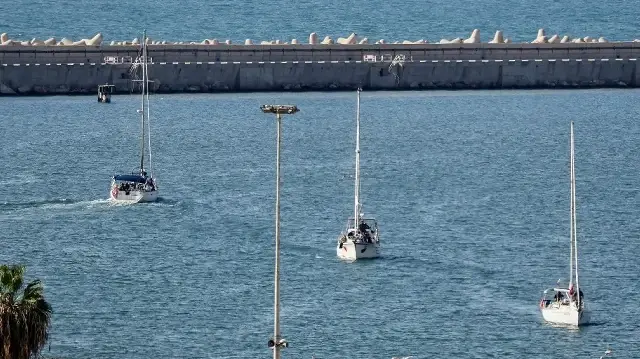Les bateaux de la flottille mondiale Sumud interceptés par les forces israéliennes en mer Méditerranée au large des côtes de la bande de Gaza arrivent dans le port méridional d'Ashdod le 2 octobre 2025.