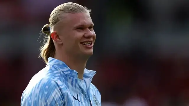 L’attaquant norvégien de Manchester City, le numéro 9 Erling Haaland, s’échauffe avant le match de football de Premier League anglaise entre Brentford et Manchester City au Gtech Community Stadium de Londres, le 5 octobre 2025.
