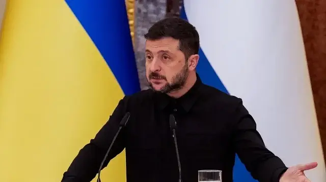 Le président ukrainien Volodymyr Zelensky s'exprime aux côtés du Premier ministre néerlandais lors d'une conférence de presse conjointe à l'issue de leur rencontre à Kiev le 6 octobre 2025, dans le contexte de l'invasion russe de l'Ukraine.