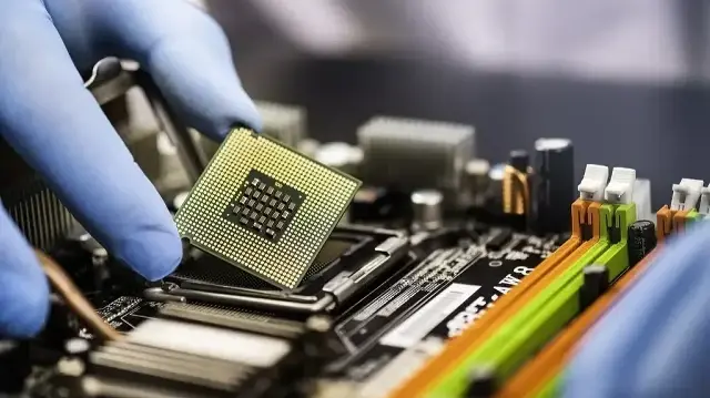 En quête d’indépendance technologique, la Chine investit massivement pour développer ses propres semi-conducteurs face à Nvidia, mais les obstacles techniques et industriels demeurent considérables.