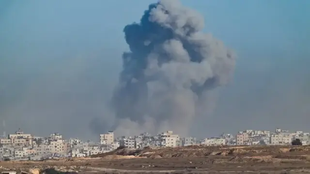 Дым, поднимающийся над Газой после израильского удара, 16 сентября 2025 года.