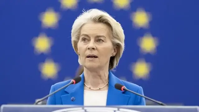 La présidente de la Commission européenne, Ursula von der Leyen, prononce un discours lors d'une session plénière au Parlement européen, à Strasbourg, dans l'est de la France, le 6 octobre 2025.