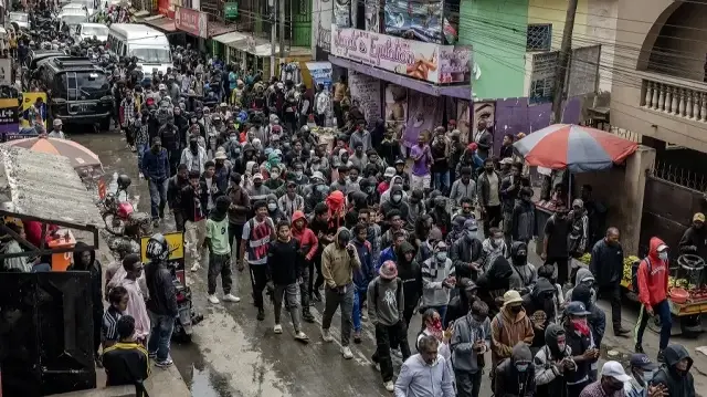 Des centaines d'étudiants défilent le long d'une artère commerciale pour se rendre à une manifestation réclamant la démission du président Andry Rajoelina, à Antananarivo, le 6 octobre 2025. 