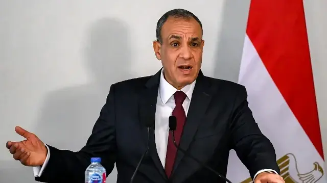 Le ministre égyptien des Affaires étrangères, Badr Abdelatty, donne une conférence de presse conjointe avec son homologue néerlandais dans un hôtel de la banlieue est du Caire, le 7 octobre 2025.
