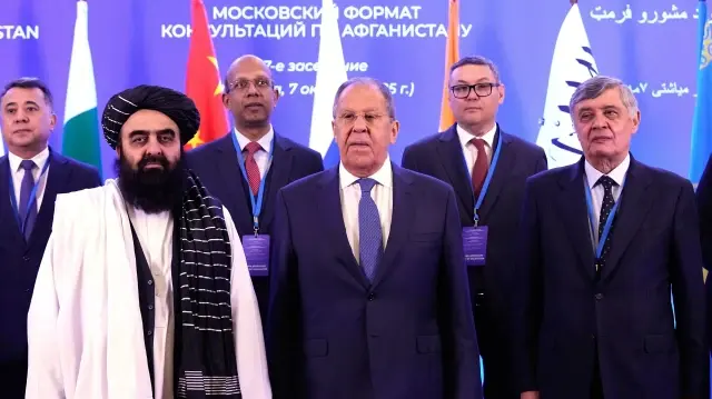 Le ministre afghan des Affaires étrangères par intérim Amir Khan Muttaqi, le ministre russe des Affaires étrangères Sergueï Lavrov et l'envoyé spécial du président russe en Afghanistan Zamir Kaboulov posent avant leurs discussions en marge des consultations sur l'Afghanistan organisées à Moscou dans le cadre du format de Moscou, le 7 octobre 2025.