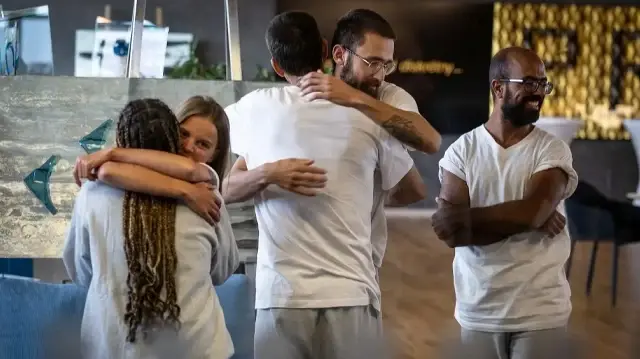 Les participants à la flottille mondiale Sumud réagissent à leur arrivée à l'aéroport de Bratislava, en Slovaquie, le 6 octobre 2025.