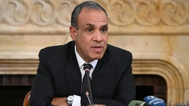 Le ministre égyptien des Affaires étrangères, Badr Abdelatty, s'exprime lors d'une conférence de presse sur la situation dans la bande de Gaza, au Caire, le 12 août 2025, alors que la guerre entre Israël et le Hamas se poursuit dans le territoire palestinien côtier.