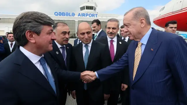 الرئيس أردوغان يصل أذربيجان لحضور قمة منظمة الدول التركية