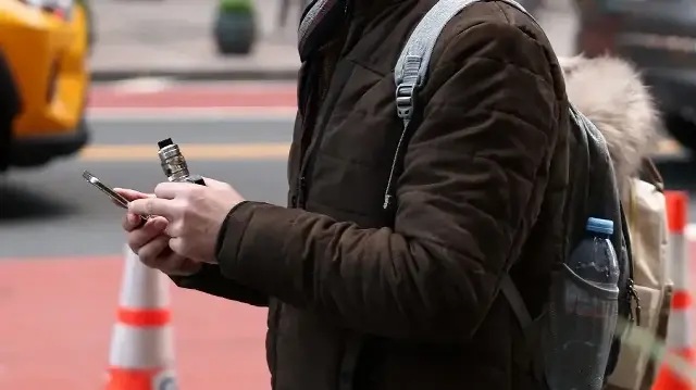 L’Organisation mondiale de la Santé alerte sur l’explosion du vapotage chez les jeunes, avec plus de 15 millions d’enfants dépendants à la nicotine dans le monde.