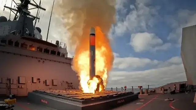 Une photo non datée reçue le 10 décembre 2024 du ministère australien de la Défense montre le HMAS Brisbane tirant un système d'arme Tomahawk au large de la côte ouest des États-Unis. 