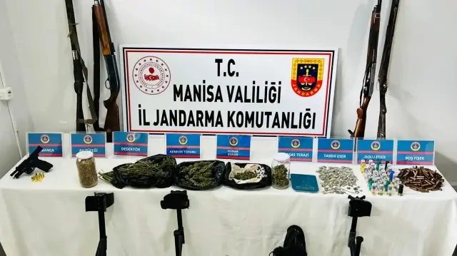 Şüphelilerin jandarmadaki işlemlerin sürdüğü bildirildi.