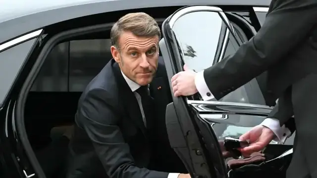 Le président français Emmanuel Macron arrive au château de Senningen pour rencontrer le Premier ministre luxembourgeois à Luxembourg, le 3 octobre 2025.