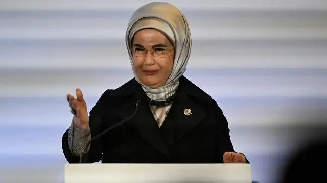 Emine Erdogan, première dame de Turquie, prononce un discours lors du Forum de Doha dans la capitale qatarienne, le 7 décembre 2024.