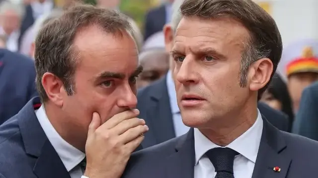  Le président français Emmanuel Macron (à droite) écoute le ministre français des Armées Sébastien Lecornu après avoir participé à une cérémonie de dépôt de gerbe au monument des héros et martyrs nationaux à Hanoï, le 26 mai 2025.