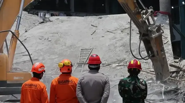 Число жертв обрушения молельного зала в индонезийской школе выросло до 60 | Фото: BNPB/Sutantaaditya.com/Shutterstock