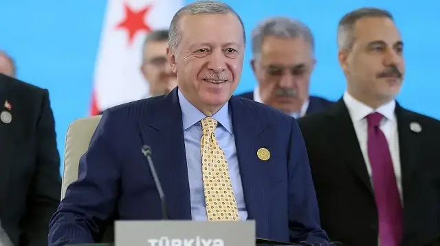 Cette photo prise et diffusée par le service de presse de la présidence turque le 7 octobre 2025 montre le président turc Recep Tayyip Erdogan assistant à une session du 12e sommet de l'Organisation des États turcophones (OTS) à Gabala, en Azerbaïdjan.