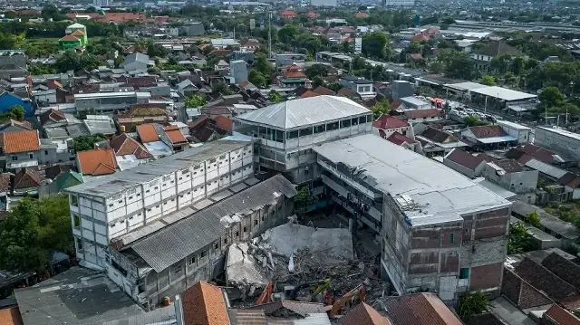 Des sauveteurs à la recherche de victimes à l'internat islamique Al Khoziny à Sidoarjo, Java Est, le 5 octobre 2025, après l'effondrement d'un bâtiment à plusieurs étages de l'école pendant les prières, tuant au moins 37 personnes, 26 autres étant toujours portées disparues, selon un responsable.