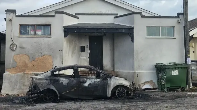 Une mosquée dans l'East Sussex a été incendiée alors que deux fidèles se trouvaient à l'intérieur, dans la nuit du 5 octobre 2025.