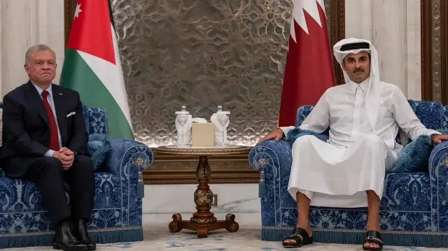 ملك الأردن يبحث مع أمير قطر ورئيس الإمارات "استعادة استقرار الإقليم"