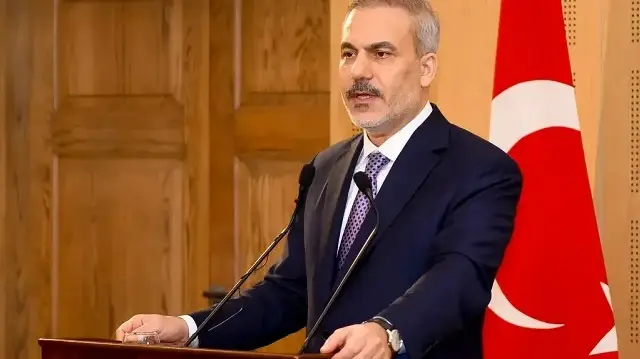 Le ministère égyptien des Affaires étrangères montre le ministre turc des Affaires étrangères, Hakan Fidan.