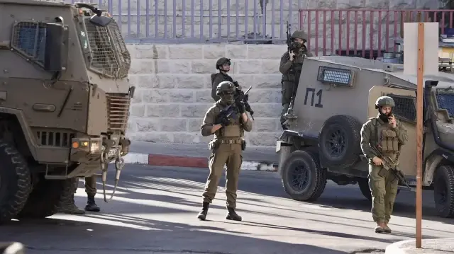 الضفة.. جيش الاحتلال الإسرائيلي يقتحم مدينة البيرة ويقيم حواجز في شوارعها