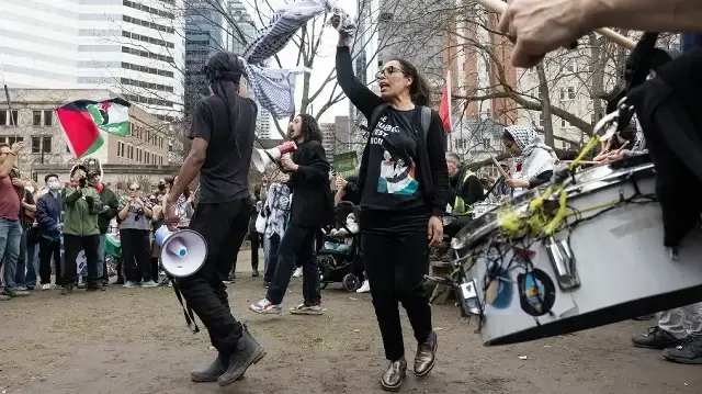 Des étudiants et militants pro-palestiniens manifestent pour la huitième journée consécutive dans un campement installé sur le campus de l'université McGill à Montréal, au Canada, le 4 mai 2024. Les manifestations étudiantes contre l'offensive militaire israélienne sur Gaza, suite à l'attaque sans précédent du Hamas contre Israël le 7 octobre, se sont étendues à plusieurs pays.