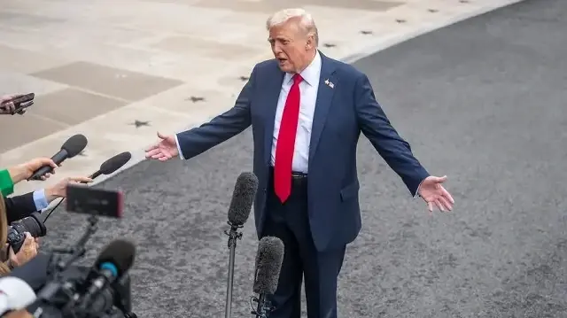 Дональд Трамп общается со СМИ в Белом доме 