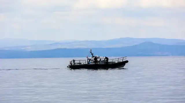 Un navire Frontex participe à une opération de recherche et de sauvetage après le naufrage d'un bateau pneumatique transportant des migrants au large de l'île de Lesbos, dans la mer Égée, le 3 avril 2025.