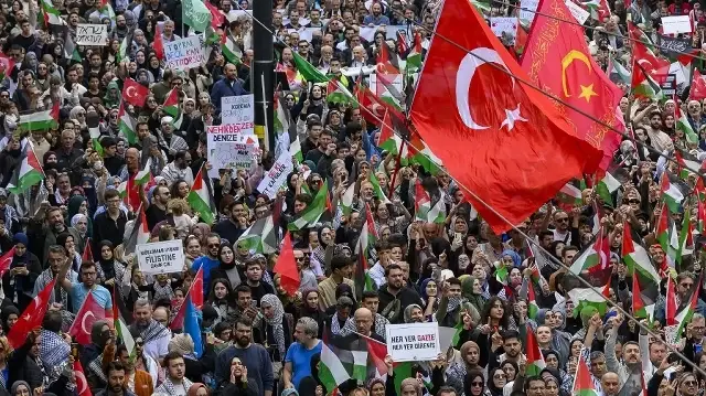 Les participants prennent part à un rassemblement en solidarité avec les Palestiniens et pour protester contre l'interception par la marine israélienne de la flottille Global Sumud, à Istanbul, le 5 octobre 2025.