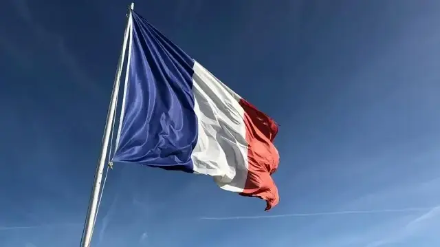 La démission de Sébastien Lecornu fragilise davantage le climat politique et économique, faisant chuter la Bourse de Paris et grimper les taux d’emprunt français.