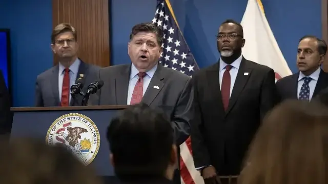 Le gouverneur de l'Illinois, JB Pritzker, s'exprime lors d'une conférence de presse le 6 octobre 2025 à Chicago, dans l'Illinois. Pritzker, le maire de Chicago Brandon Johnson et d'autres dirigeants politiques ont réagi à la menace du président Donald Trump de déployer la Garde nationale dans la ville. 