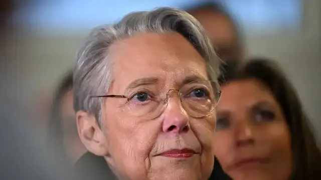  La ministre française de l'Éducation nationale, de l'Enseignement supérieur et de la Recherche, Elisabeth Borne, observe la rentrée scolaire après les vacances de Noël à l'école primaire française Hélène Boucher, à Longjumeau, au sud de Paris, le 6 janvier 2025. 