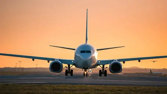 В США массово задерживают авиарейсы из-за шатдауна и нехватки авиадиспетчеров.