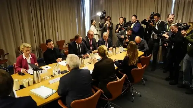 Le président ukrainien Volodymyr Zelensky (2e à gauche), la Première ministre danoise Mette Frederiksen (2e à gauche), le président du Conseil européen Antonio Costa (3e à gauche) et la présidente de la Commission européenne Ursula von der Leyen (à gauche) assis lors d'une séance de travail au 7e sommet de la Communauté politique européenne (EPC) au Bella Center de Copenhague, au Danemark, le 2 octobre 2025.