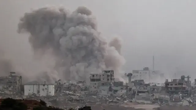 "حكومة غزة": إسرائيل تتجاهل دعوات وقف القصف وتقتل 118 فلسطينيا