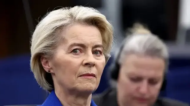 La présidente de la Commission européenne, Ursula von der Leyen, participe à un débat sur les récentes violations par la Russie de l'espace aérien et des infrastructures critiques des États membres de l'UE au Parlement européen à Strasbourg, dans l'est de la France, le 8 octobre 2025.